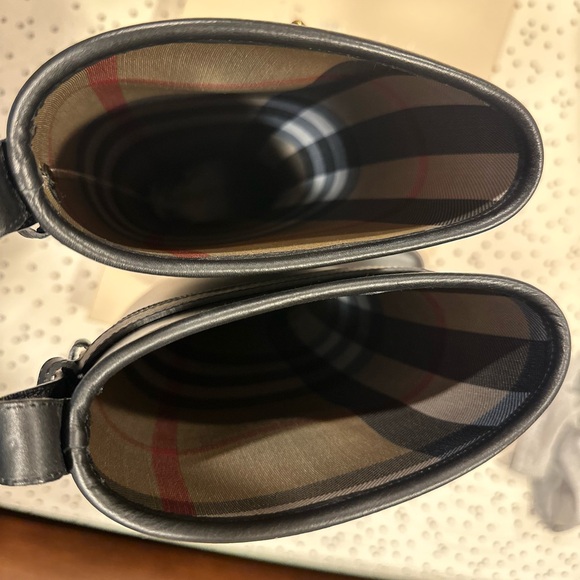 Burberry Riding Rainboot with Belt. Like Brand New, wore one time, minor scuffin - Picture 6 of 11